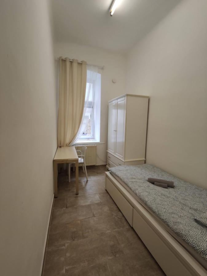 Room With Privat Shower In 3 Rooms Apartment Βιέννη Εξωτερικό φωτογραφία